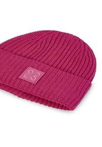 Roze gebreide beanie met ribbelstructuur, omgeslagen rand en een lichtroze vierkant label met een bloemmotief.
