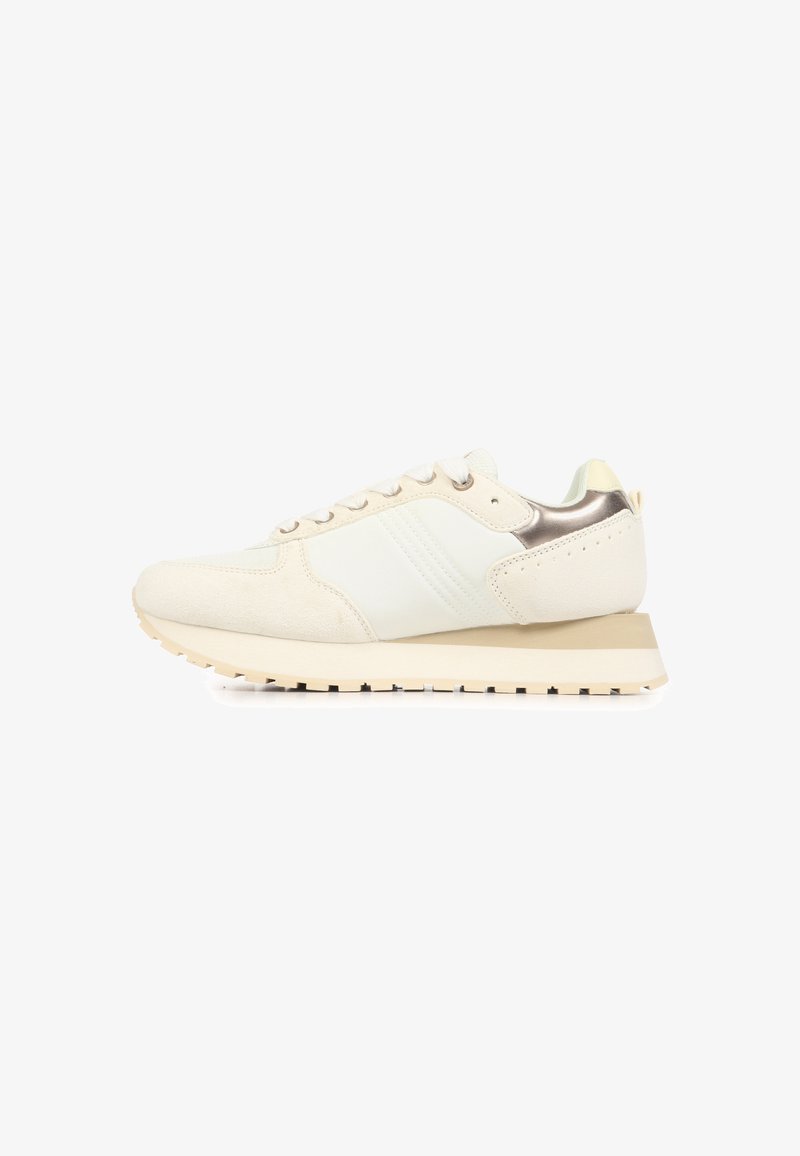 Beige og cremefarvet lavt sneakersko med snørelukning foran, ruskind- og læderteksturer samt metalaccent på hælen, vist fra siden.