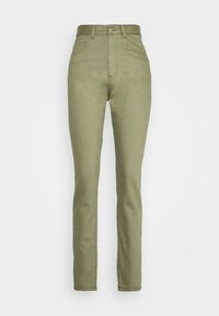 Jeans attillati a vita alta in denim verde oliva. Presentano tasche frontali, una chiusura con bottone e una superficie liscia e opaca.