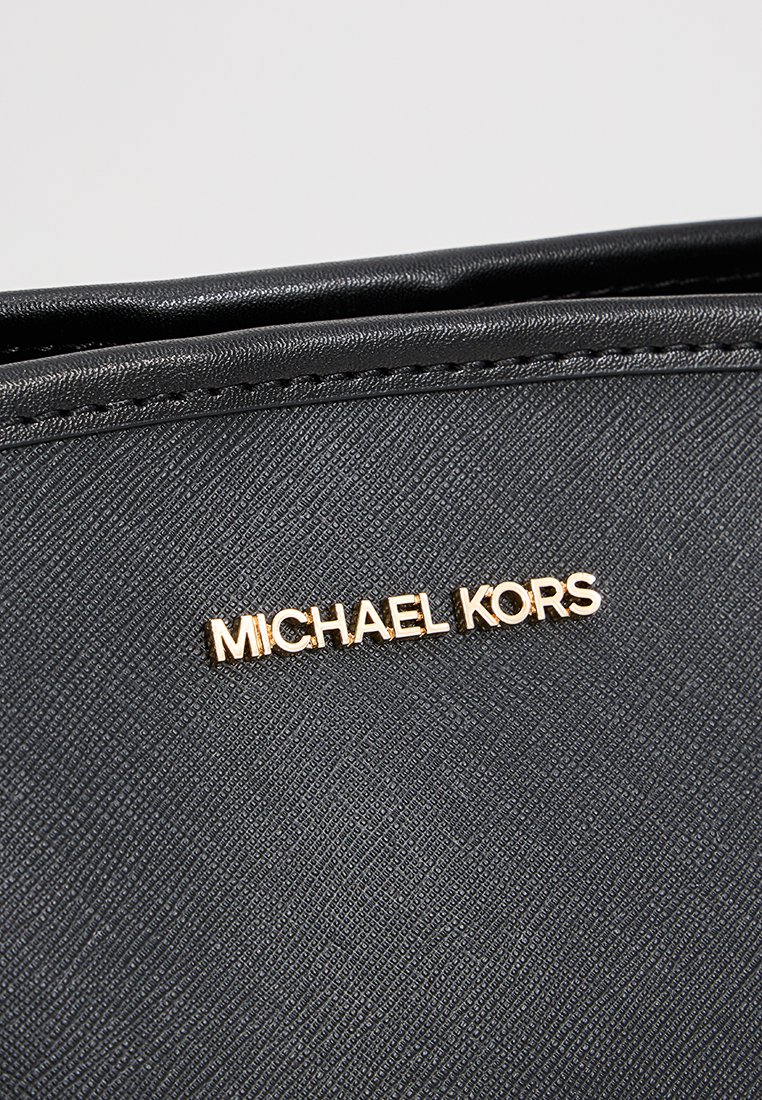 Borsa a tracolla in pelle nera testurizzata con un accento del logo "MICHAEL KORS" in tono oro. Design snello con linee pulite e dettagli minimalisti.