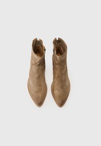 Botas de ante taupe hasta el tobillo con punta afilada, diseño arrugado y detalle de cremallera lateral. Superficie ligeramente texturizada y acentos cosidos.