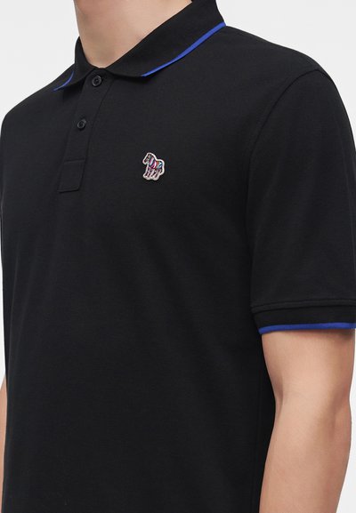 Polo noir à manches courtes avec un bord bleu sur le col et les poignets, avec un petit logo zèbre multicolore sur la poitrine.