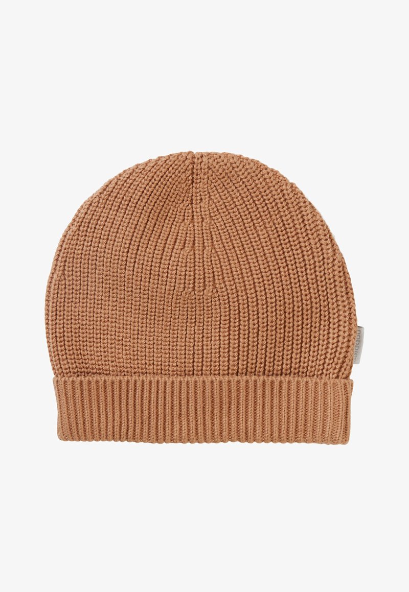Beige gebreide beanie met een geribde manchette, voorzien van verticale textuur en een gladde bovenkant. Gemaakt van zacht, flexibel materiaal voor comfort.