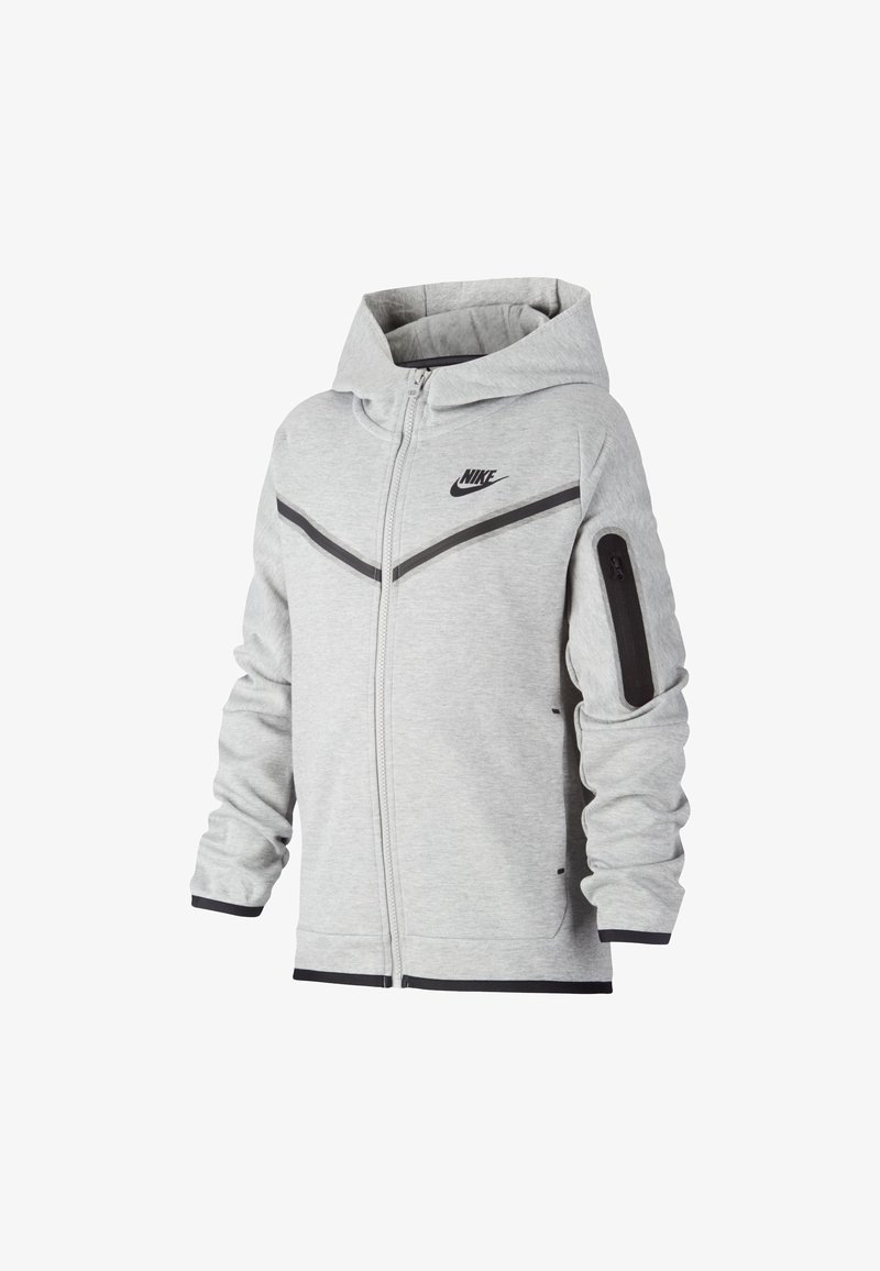 Sweat à capuche zippé Nike gris clair avec logo Nike noir sur la poitrine, bande chevron noire et poche zippée sur la manche gauche.