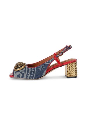 Chaussure slingback en denim à bout ouvert avec une bride en vernis rouge, des accents dorés et un talon bloc clouté avec des clous transparents et dorés.
