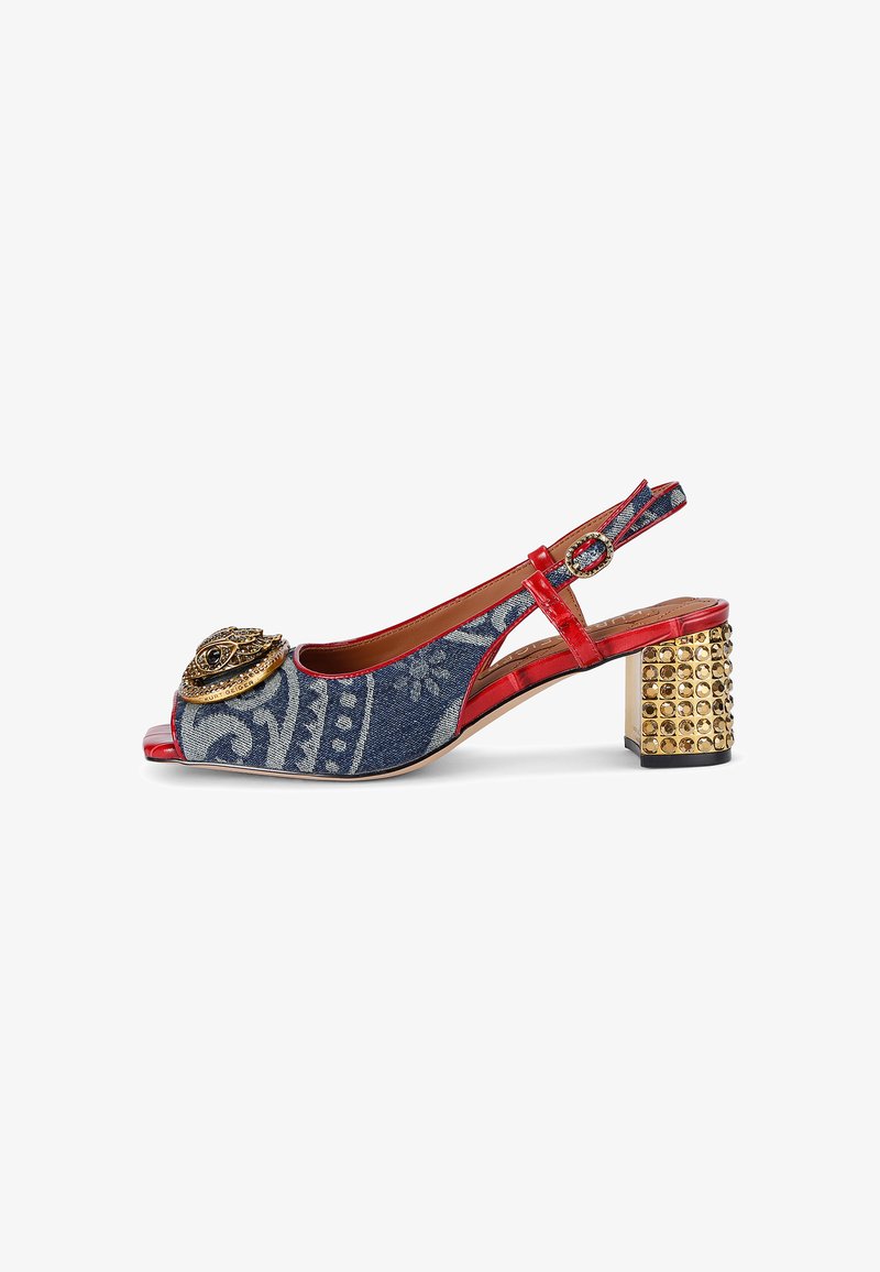 Chaussure slingback en denim à bout ouvert avec une bride en vernis rouge, des accents dorés et un talon bloc clouté avec des clous transparents et dorés.