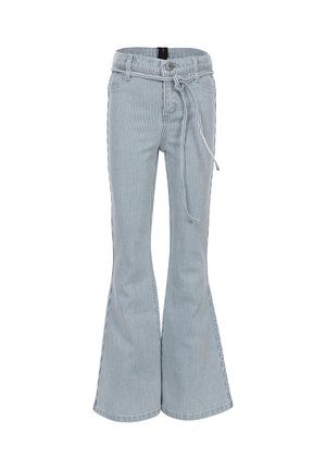 Lichtblauwe en witte gestreepte wijde broek met een ceintuur om te strikken, knoopsluiting en voorzakken.