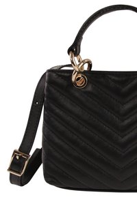Zwarte nep leren handtas met een chevron-quiltpatroon. Voorzien van een bovenhandvat, een afneembare schouderriem en gouden hardware.