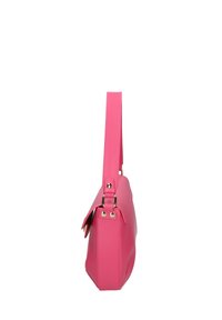 Borsa a tracolla in ecopelle rosa con design piatto, tracolla regolabile e hardware in tonalità oro. Presenta una pattina laterale e una texture liscia.