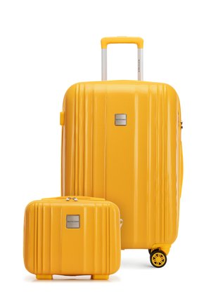 Twee felgele gestructureerde koffers, één grote met uitschuifbare handgreep en wielen, één kleinere met bovenhandgreep, beide met het merk "Wittchen."