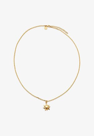 Goldene Halskette mit kleinem sonnenförmigem Anhänger und verstellbarem Verschluss auf weißem Hintergrund.