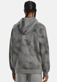 Felpa grigia con un motivo testurizzato e ondulato. Presenta un cappuccio con coulisse, polsini e orlo a coste. Realizzata in tessuto morbido per il comfort.