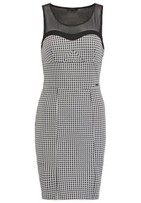 Robe cintrée à motif pied-de-poule noir et blanc avec un décolleté transparent, dotée d'un corsage structuré et d'une texture lisse.