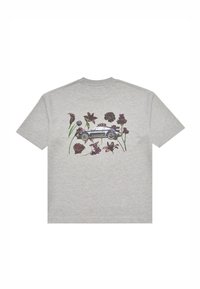 Maglietta grigio chiaro con una grafica di un'auto d'epoca circondata da fiori di colore rosso scuro e viola al centro della schiena.
