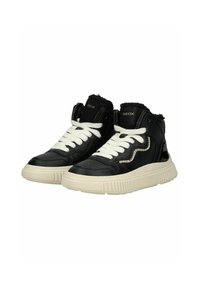 Zapatillas altas de cuero negro con cordones blancos, acentos texturizados y una gruesa suela de goma color crema. Incluye un cuello forrado de pelo.