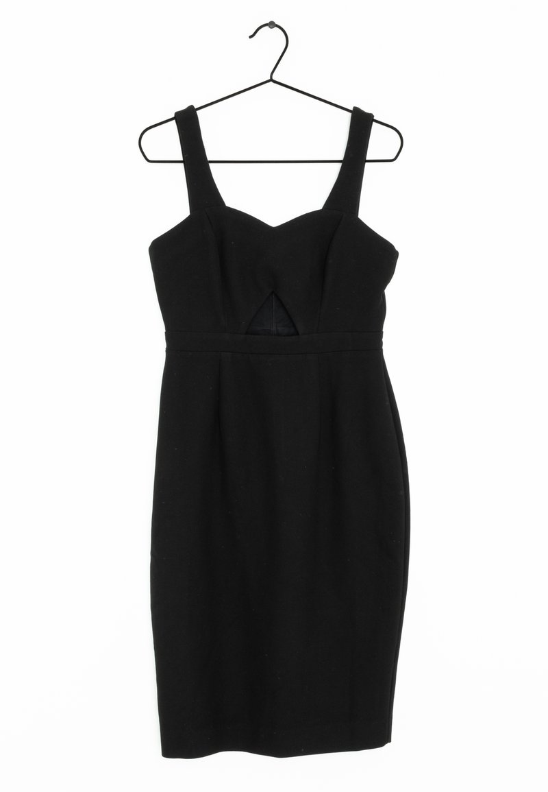 Musta muotoiltu mekko, jossa on leveät hihnat, sydämen muotoinen kaula-aukko ja etupuolella leikkauksen yksityiskohta. Rypytetty kangas ja polvipituinen malli.