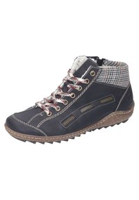 Zapato negro de media altura con suela de goma texturizada, cordones rojos y blancos, y detalles de tela a cuadros en el cuello; cuenta con cremalleras laterales.