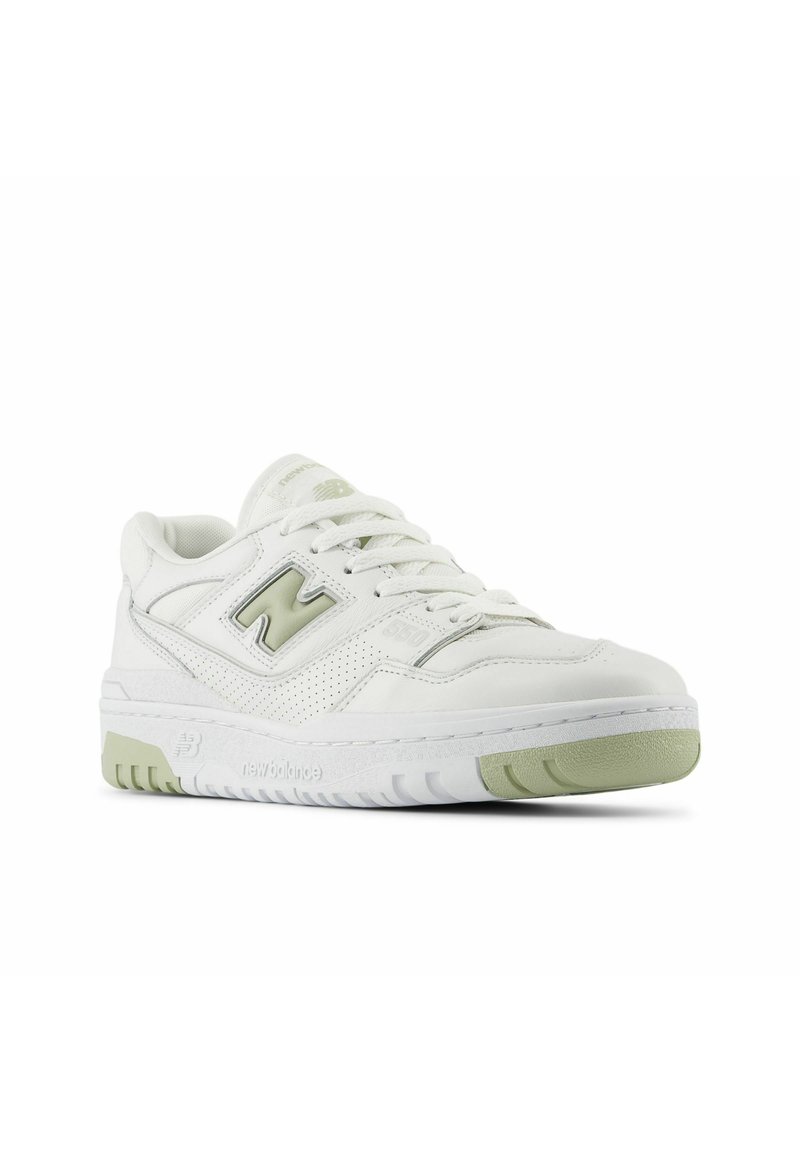 Weiße Ledersneaker mit hellgrünen Akzenten, durch perforierte Details und einer Gummisohle. Sie verfügen über klassische Schnürsenkel und eine minimierte Markenkennzeichnung.