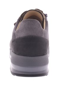 Graue Wildleder-Sneaker mit einer schwarzen Gummisohle, strukturiertem Rückenteil und gepolsterter Kragen, die ein minimalistisches Design ohne sichtbare Logos aufweisen.