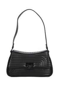 Sort læder skuldertaske med kviltede buede linjer, flaplukning og metal "SM" logo på forsiden af lukkemekanismen.