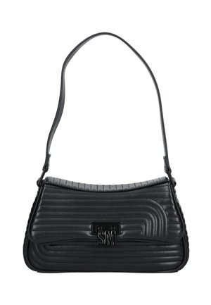 Borsa a tracolla in pelle nera con linee curve trapuntate, chiusura a patta e logo metallico "SM" sul fermaglio anteriore.