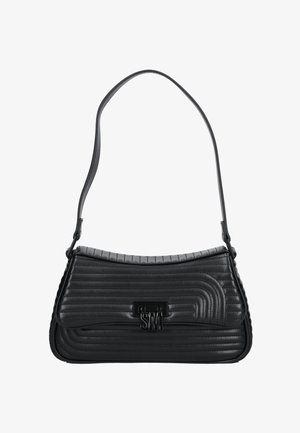 Czarna skórzana torba na ramię z pikowanymi, zakrzywionymi liniami, z klapą zamykającą i metalowym logo "SM" na zapięciu z przodu.