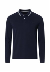 Granatowa koszulka polo z długim rękawem, zapinana na dwa guziki, z białymi paskami na kołnierzyku oraz trójkątnym logo na piersi. Materiał bawełniany.