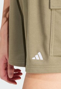 adidas Sportswear SL FT SHO - Šortky - olive strata   white