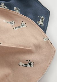 Kokvilnas priekšautiņi rozā un tumši zili, ar abstraktām dzīvnieku apdrukām. Rozā priekšautiņam ir leoparda dizains, bet tumši zilajam - zebras motīvi.