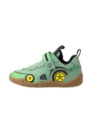 Grüner Kindersneaker mit auto-motivierten gelben und schwarzen Rad-Grafiken, schwarzem und grünem Riemen, schwarzer Innenseite und brauner gesprenkelter Sohle.