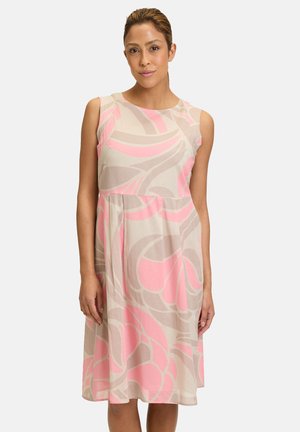 Une robe sans manches en beige avec des motifs abstraits rose vif, dotée d'un corsage ajusté et d'une jupe évasée, fabriquée dans un tissu léger.