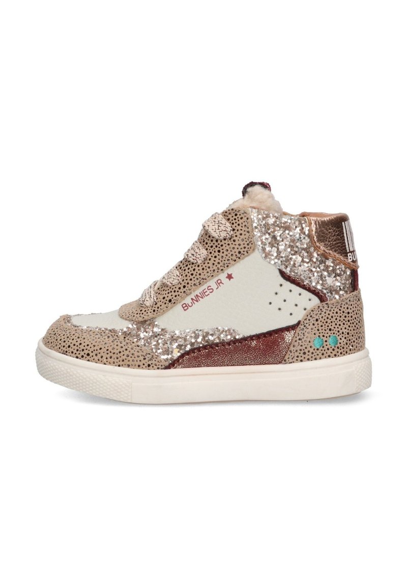 Beige en witte hoge sneakers met glinsterende accenten, voorzien van textuurafwerkingen, een veterfront en een merkdetail in het roze.