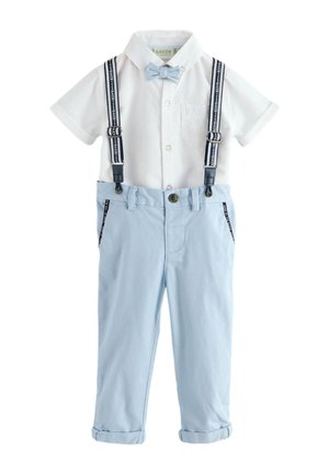 Wit overhemd met korte mouwen en knopen, lichtblauwe vlinderdas, marineblauwe bretels en lichtblauwe opgerolde broek voor een kind.