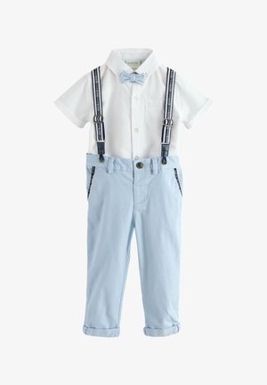 Niño con camisa blanca con bolsillo bordado "BAKER", pajarita azul claro y tirantes azul marino con texto "BAKER BY TED BAKER".