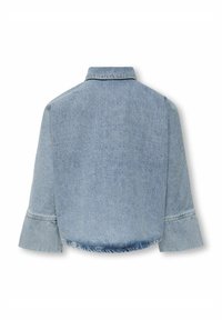 Světle modrá džínová bunda s krátkým střihem, rozšířeným límcem a širokými rukávy. Obsahuje šité švy a surový lem na spodním okraji.