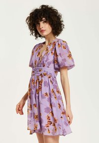 Liquorish FLORAL V NECK MINI - Day dress - purple