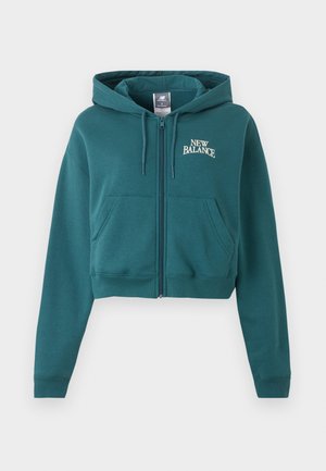 Φούτερ με φερμουάρ σε τυρκουάζ χρώμα με κορδόνια, μπροστινές τσέπες, λογότυπο "New Balance" στο αριστερό στήθος και ριμπ μανσέτες και τελείωμα.