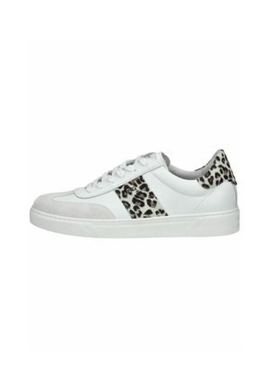 White leather sneakers with a leopard print accent on the side and heel. The toe features light grey suede. Rubber sole, classic lace-up design.