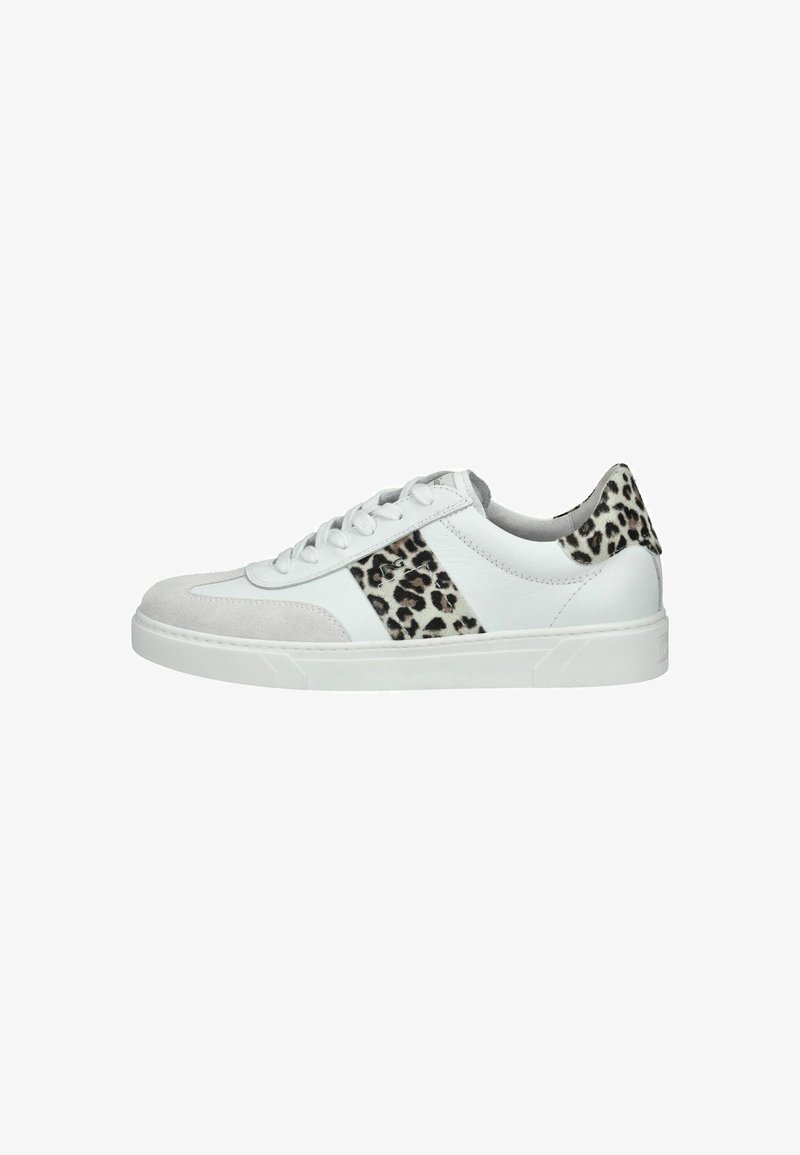 Weiße Ledersneaker mit einem Leopardenmuster-Akzent an der Seite und Ferse. Die Zehenpartie ist aus hellgrauem Wildleder. Gummisohle, klassisches Schnürdesign.