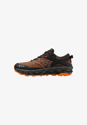 Scarpe da trail running con tomaia a motivo nero e arancione, dotate di membrana Gore-Tex, suola Vibram e design della suola ammortizzata.