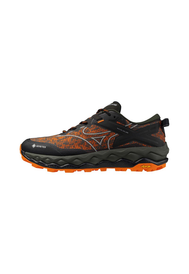 Scarpe da trail running con tomaia a motivo nero e arancione, dotate di membrana Gore-Tex, suola Vibram e design della suola ammortizzata.