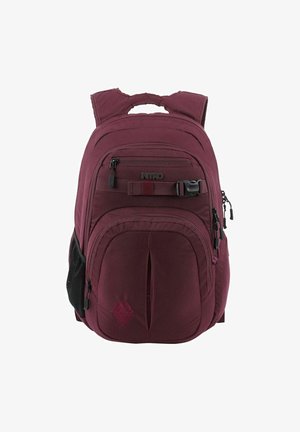 Bordeauxfarbene Rucksack mit gepolsterten Trägern, vorderer Reißverschlusstasche, seitlicher Netztasche und Logodetail. Texturiertes Gewebe mit strukturiertem Design.