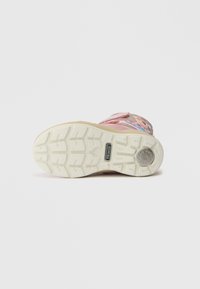 Gyermek rózsaszín csizma mintás felsőrésszel, fehér texturált talppal, és a talpon látható "PRIMIGI" és "SHOCK ABSORBER" márkanevekkel.