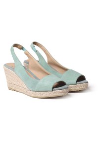Mėtų žalios suede vėdinės basutės su atvira nosimi, slingback dizainu ir juto apvytu platformu, pasižyminčios lygiu paviršiumi ir minimaliais siuvinėjimais.