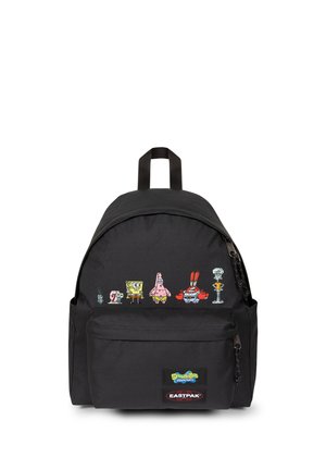 Sac à dos noir avec des personnages de Bob l'éponge imprimés sur le devant et le logo Eastpak sur la poche avant.