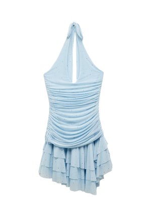 Vaaleansininen halterneck-mekko, jossa on kerätty rintaosa, avoin selkä ja röyhelöinen helma. Kankaan pinnassa on hienovaraisia kimalteita ja pehmeä rakenne.