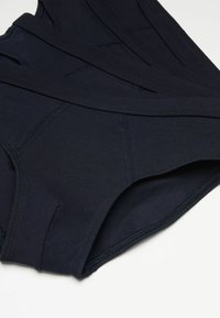 Dunkelblaue Baumwollslips mit glatter Textur, schmalem Schnitt und flachen Nähten. Drei Paare mit einem einheitlichen Design übereinandergelegt.