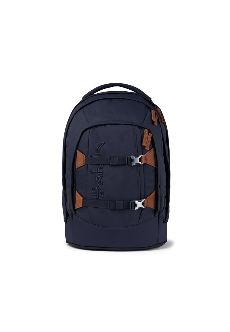 Navyblauer Rucksack aus strapazierfähigem Stoff, mit braunen Lederakzenten, verstellbaren Trägern, zwei vorderen Schnallen und einem gepolsterten Rücken.