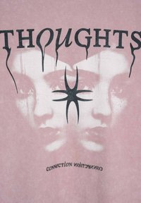 Różowy bawełniany t-shirt z lustrzanym nadrukiem dwóch twarzy, słowem "THOUGHTS" pogrubioną czcionką oraz symbolem gwiazdy z napisem "CONNECTION" poniżej.