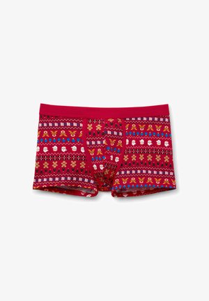 Czerwone bokserki z świątecznym wzorem przedstawiającym twarze Świętego Mikołaja, piernikowe ludziki oraz ozdoby choinkowe w odcieniach niebieskiego, żółtego i białego.